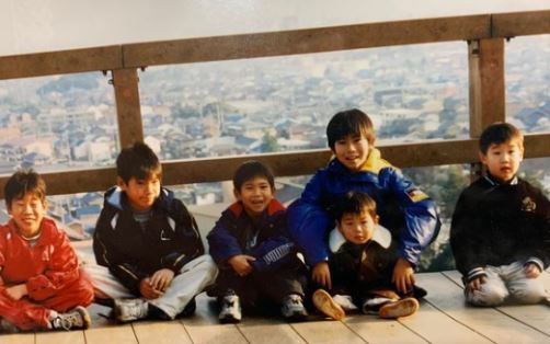 Childhood picture of Takuma Asano with his siblings